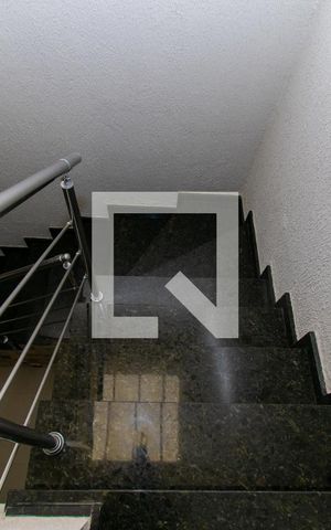 Casa à venda com 150m², 3 quartos e 4 vagas Casa à venda com 150m², 3 quartos e 4 vagasEscada