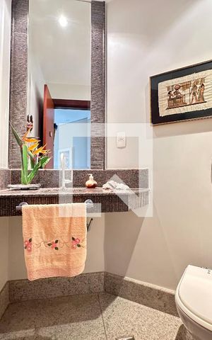 Apartamento à venda com 210m², 4 quartos e 4 vagas Apartamento à venda com 210m², 4 quartos e 4 vagasBanheiro de Serviço