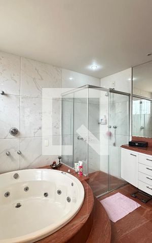Apartamento à venda com 210m², 4 quartos e 4 vagas Apartamento à venda com 210m², 4 quartos e 4 vagasBanheiro