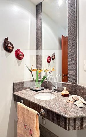 Apartamento à venda com 210m², 4 quartos e 4 vagas Apartamento à venda com 210m², 4 quartos e 4 vagasBanheiro de Serviço