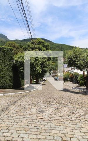 Casa à venda com 493m², 4 quartos e 5 vagasRua do condomínio