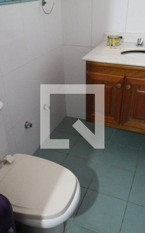 Casa à venda com 493m², 4 quartos e 5 vagasBanheiro da suíte 3 - Segundo andar