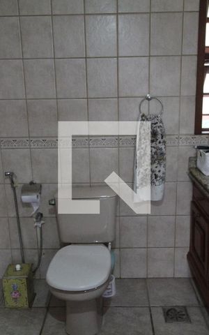 Casa à venda com 493m², 4 quartos e 5 vagasBanheiro da suíte 1 - Segundo andar