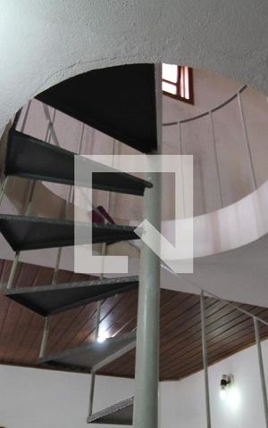 Casa à venda com 493m², 4 quartos e 5 vagasMezanino - Escada para o terceiro andar
