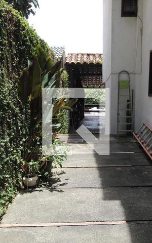 Casa à venda com 493m², 4 quartos e 5 vagasLateral da casa