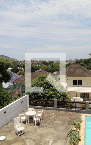 Casa à venda com 493m², 4 quartos e 5 vagasSuíte 1 - Segundo andar
