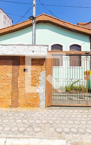 Casa à venda com 180m², 3 quartos e 2 vagas Casa à venda com 180m², 3 quartos e 2 vagasFachada