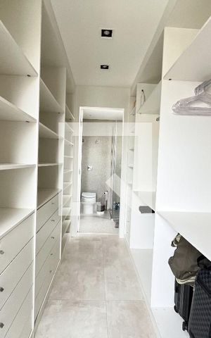 Apartamento à venda com 100m², 1 quarto e 2 vagas Apartamento à venda com 100m², 1 quarto e 2 vagasCloset da suíte