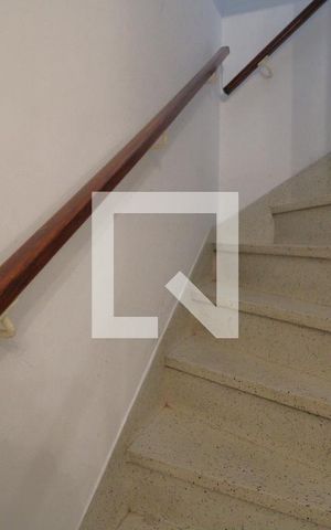 Casa à venda com 130m², 2 quartos e 2 vagasEscada