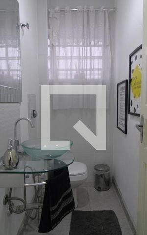 Casa à venda com 130m², 2 quartos e 2 vagasLavabo