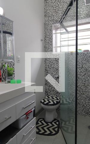 Casa à venda com 130m², 2 quartos e 2 vagasBanheiro da suíte