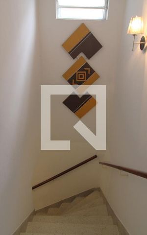 Casa à venda com 130m², 2 quartos e 2 vagasEscada