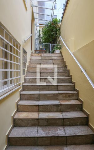 Casa à venda com 212m², 3 quartos e 2 vagas Casa à venda com 212m², 3 quartos e 2 vagasEscada de Entrada
