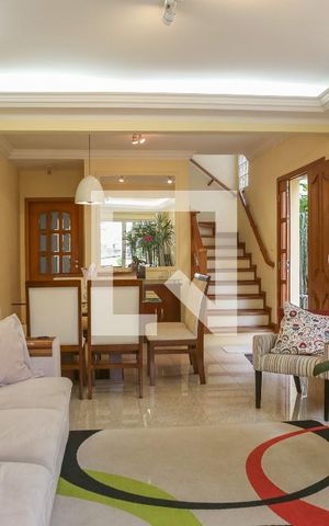 Casa à venda com 212m², 3 quartos e 2 vagas Casa à venda com 212m², 3 quartos e 2 vagasSala