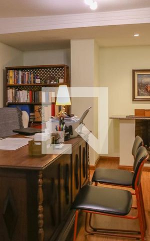 Casa à venda com 212m², 3 quartos e 2 vagas Casa à venda com 212m², 3 quartos e 2 vagasEscritório
