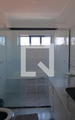 Casa de condomínio à venda com 350m², 4 quartos e 4 vagasBanheiro da suíte 2