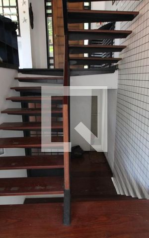 Casa de condomínio à venda com 350m², 4 quartos e 4 vagasEscada