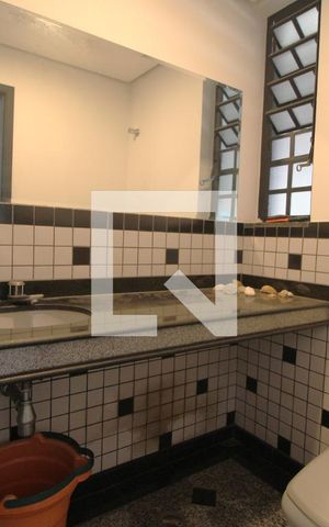 Casa de condomínio à venda com 350m², 4 quartos e 4 vagasLavabo