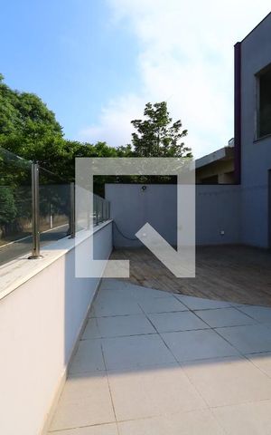 Casa para alugar com 357m², 3 quartos e 7 vagasQuintal - Frente