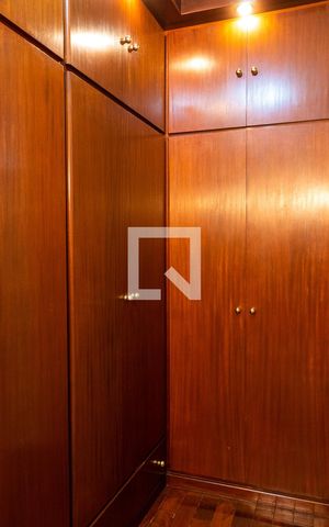 Casa à venda com 611m², 5 quartos e 4 vagas Casa à venda com 611m², 5 quartos e 4 vagasQuarto 1