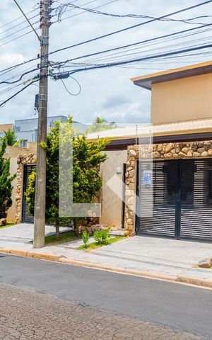 Casa à venda com 611m², 5 quartos e 4 vagas Casa à venda com 611m², 5 quartos e 4 vagasFachada