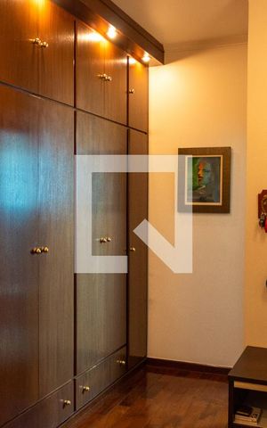 Casa à venda com 611m², 5 quartos e 4 vagas Casa à venda com 611m², 5 quartos e 4 vagasQuarto 3