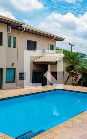 Casa à venda com 611m², 5 quartos e 4 vagas Casa à venda com 611m², 5 quartos e 4 vagasÁrea comum