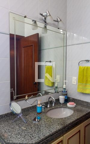 Casa à venda com 611m², 5 quartos e 4 vagas Casa à venda com 611m², 5 quartos e 4 vagasBanheiro 2