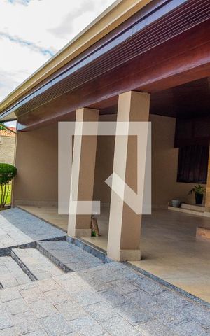 Casa à venda com 611m², 5 quartos e 4 vagas Casa à venda com 611m², 5 quartos e 4 vagasÁrea comum