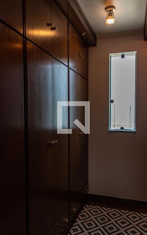 Casa à venda com 611m², 5 quartos e 4 vagas Casa à venda com 611m², 5 quartos e 4 vagasCloset