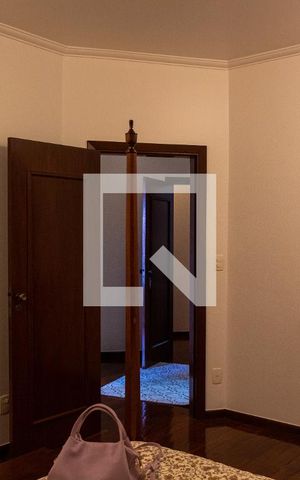 Casa à venda com 611m², 5 quartos e 4 vagas Casa à venda com 611m², 5 quartos e 4 vagasQuarto 4