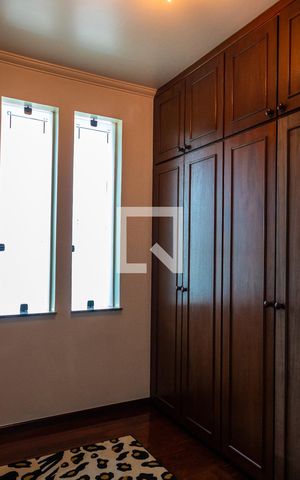 Casa à venda com 611m², 5 quartos e 4 vagas Casa à venda com 611m², 5 quartos e 4 vagasQuarto 2