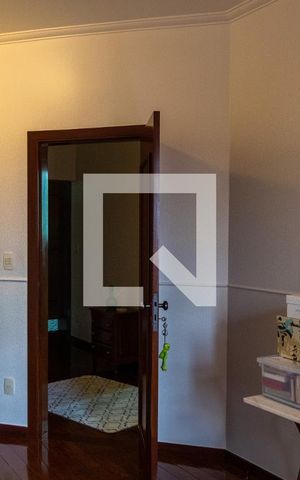 Casa à venda com 611m², 5 quartos e 4 vagas Casa à venda com 611m², 5 quartos e 4 vagasQuarto 5