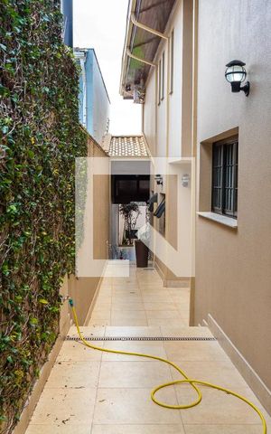Casa à venda com 611m², 5 quartos e 4 vagas Casa à venda com 611m², 5 quartos e 4 vagasCorredor