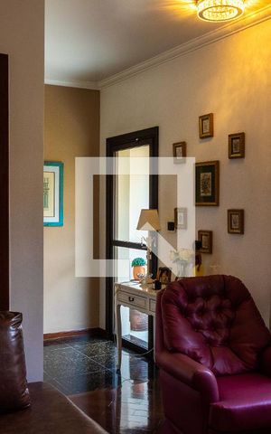 Casa à venda com 611m², 5 quartos e 4 vagas Casa à venda com 611m², 5 quartos e 4 vagasSala