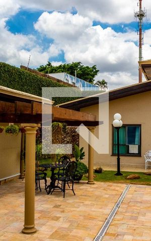 Casa à venda com 611m², 5 quartos e 4 vagas Casa à venda com 611m², 5 quartos e 4 vagasÁrea comum