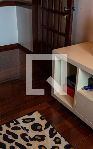 Casa à venda com 611m², 5 quartos e 4 vagas Casa à venda com 611m², 5 quartos e 4 vagasQuarto 2