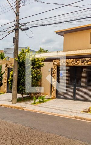 Casa à venda com 611m², 5 quartos e 4 vagas Casa à venda com 611m², 5 quartos e 4 vagasFachada