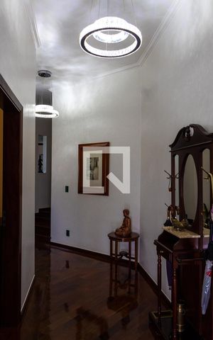 Casa à venda com 611m², 5 quartos e 4 vagas Casa à venda com 611m², 5 quartos e 4 vagasCorredor