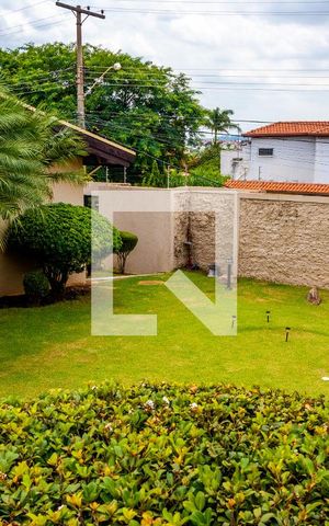 Casa à venda com 611m², 5 quartos e 4 vagas Casa à venda com 611m², 5 quartos e 4 vagasÁrea comum