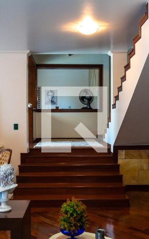 Casa à venda com 611m², 5 quartos e 4 vagas Casa à venda com 611m², 5 quartos e 4 vagasSala