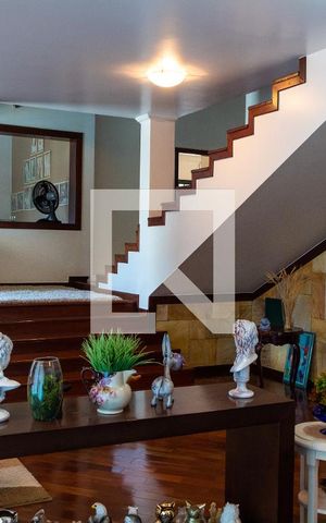 Casa à venda com 611m², 5 quartos e 4 vagas Casa à venda com 611m², 5 quartos e 4 vagasSala