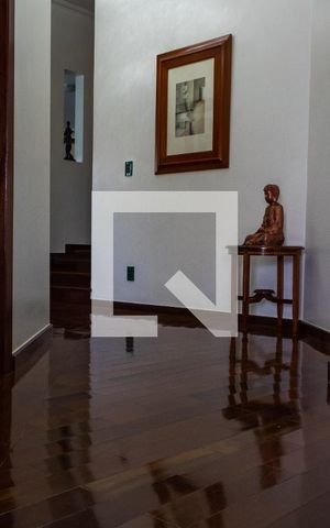 Casa à venda com 611m², 5 quartos e 4 vagas Casa à venda com 611m², 5 quartos e 4 vagasCorredor