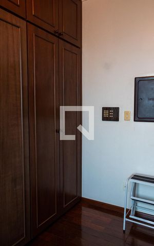 Casa à venda com 611m², 5 quartos e 4 vagas Casa à venda com 611m², 5 quartos e 4 vagasQuarto 2