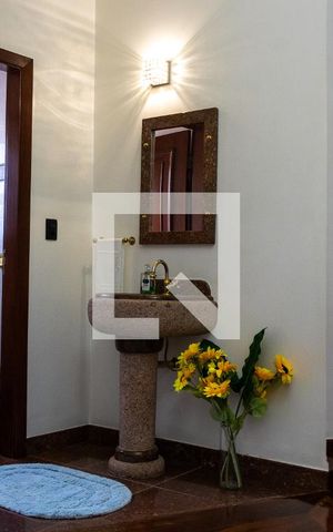 Casa à venda com 611m², 5 quartos e 4 vagas Casa à venda com 611m², 5 quartos e 4 vagasCorredor