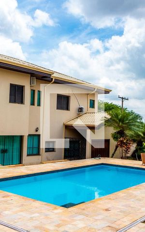 Casa à venda com 611m², 5 quartos e 4 vagas Casa à venda com 611m², 5 quartos e 4 vagasÁrea comum