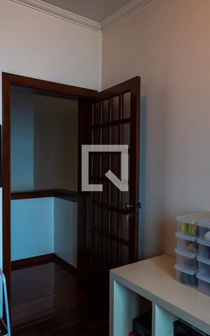 Casa à venda com 611m², 5 quartos e 4 vagas Casa à venda com 611m², 5 quartos e 4 vagasQuarto 2