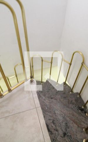 Casa à venda com 250m², 4 quartos e 2 vagasEscada
