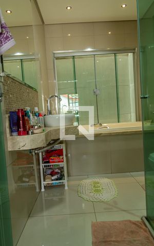 Casa para alugar com 280m², 3 quartos e 4 vagas Casa para alugar com 280m², 3 quartos e 4 vagasBanheiro da Suíte