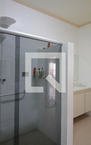 Casa à venda com 300m², 5 quartos e 3 vagasBanheiro da suite